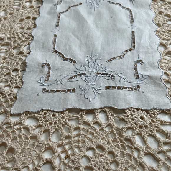 Vintage Set of 3 Piece Set of The Prettiest Doily & 2 Battenburg Runners - Picture 3 of 16